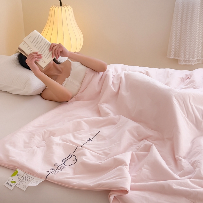 91家纺网 家纺一手货源 找家纺 大彩家居 2025新款A类针织四季被-场景二 樱花粉