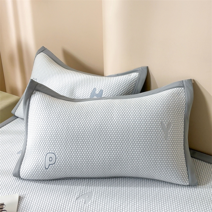 91家纺网 家纺一手货源 找家纺 雯豆家纺 2025新款PE高分子凉感提花凉席三件套绑带款席子平铺席 大耳朵朵-绑带款