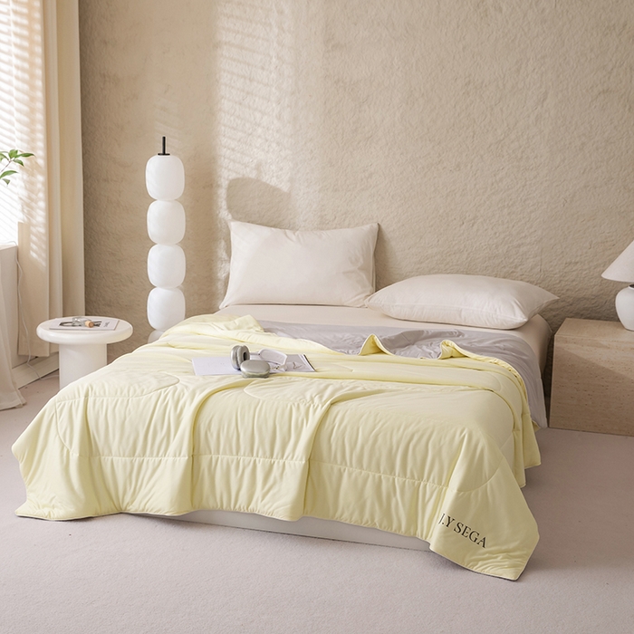 91家纺网 家纺一手货源 找家纺 茧羽世家 2025新款沁柔双镜抗菌系列夏被夏凉被空调被 柠檬黄拼灰