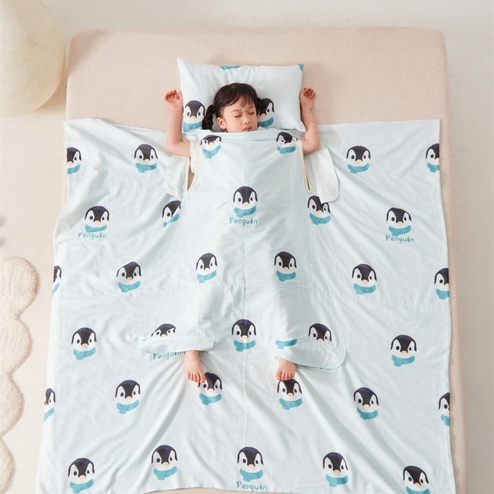 91家纺网 家纺一手货源 找家纺 艾佳宝贝 2025A类全棉纱布护肚防踢睡袋多功能盖毯宝宝夏被 乖萌小企鹅