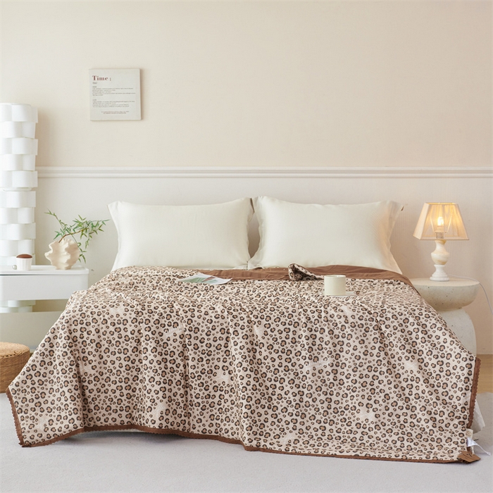 91家纺网 家纺一手货源 找家纺 瑞米家居 2025新款A类全棉双层纱印花夏被 豹蝶纹-咖