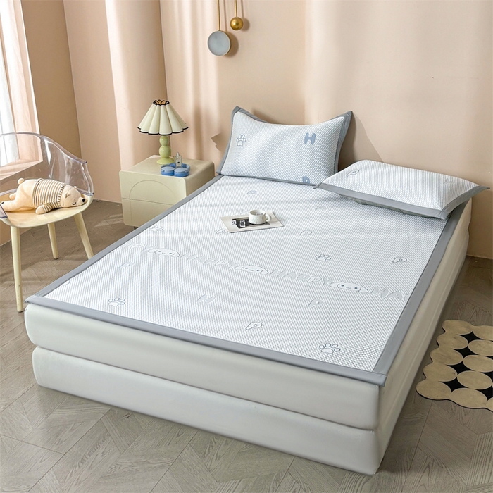 91家纺网 家纺一手货源 找家纺 雯豆家纺 2025新款PE高分子凉感提花凉席三件套绑带款席子平铺席 大耳朵朵-绑带款