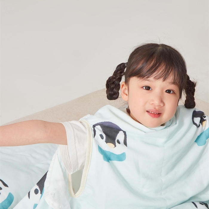 91家纺网 家纺一手货源 找家纺 艾佳宝贝 2025A类全棉纱布护肚防踢睡袋多功能盖毯宝宝夏被 乖萌小企鹅