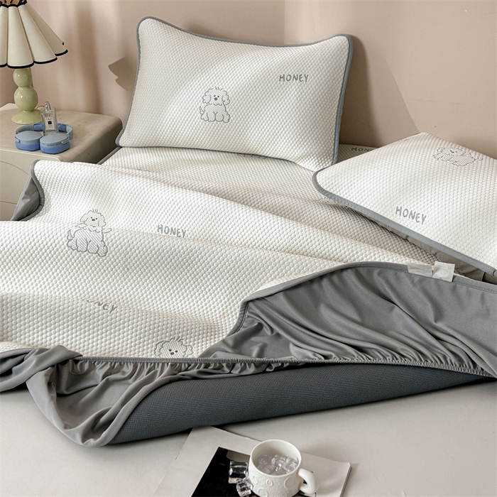 91家纺网 家纺一手货源 找家纺 雯豆家纺 2025新款PE凉感提花冰丝床笠三件套全包中分子床罩床垫保护套 琪琪小狗-床笠款