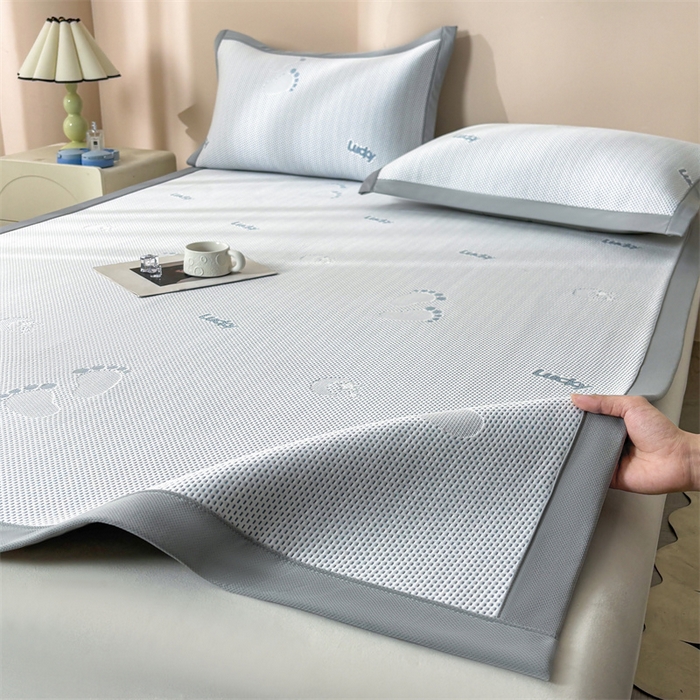 91家纺网 家纺一手货源 找家纺 雯豆家纺 2025新款PE高分子凉感提花凉席三件套绑带款席子平铺席 小脚印-绑带款