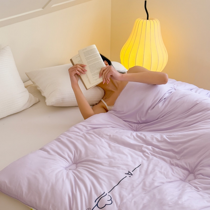 91家纺网 家纺一手货源 找家纺 大彩家居 2025新款A类针织四季被-场景二 薰衣草紫