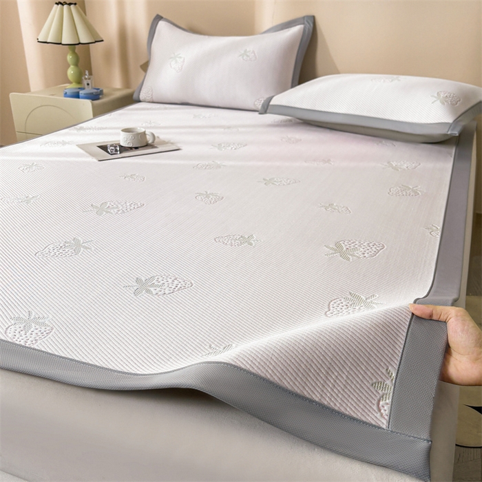 91家纺网 家纺一手货源 找家纺 雯豆家纺 2025新款PE高分子凉感提花凉席三件套绑带款席子平铺席 草莓甜心-绑带款