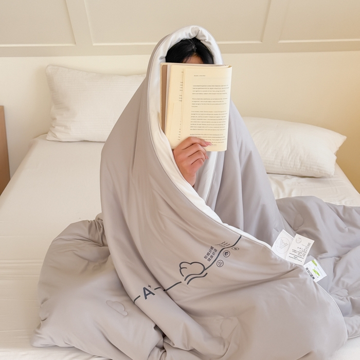 91家纺网 家纺一手货源 找家纺 大彩家居 2025新款A类针织四季被-场景二 香草灰