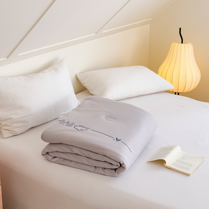 91家纺网 家纺一手货源 找家纺 大彩家居 2025新款A类针织四季被-场景二 香草灰