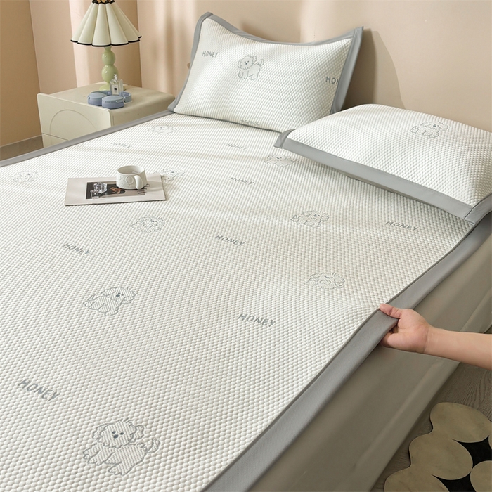 91家纺网 家纺一手货源 找家纺 雯豆家纺 2025新款PE高分子凉感提花凉席三件套绑带款席子平铺席 琪琪小狗-绑带款