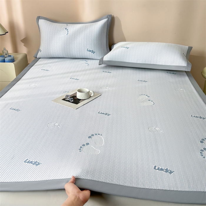 91家纺网 家纺一手货源 找家纺 雯豆家纺 2025新款PE高分子凉感提花凉席三件套绑带款席子平铺席 小脚印-绑带款