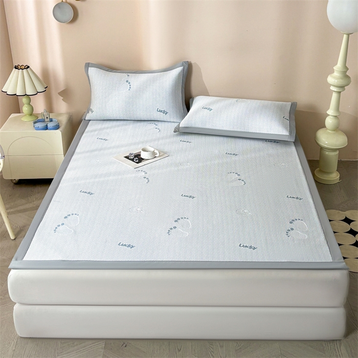 91家纺网 家纺一手货源 找家纺 雯豆家纺 2025新款PE高分子凉感提花凉席三件套绑带款席子平铺席 小脚印-绑带款