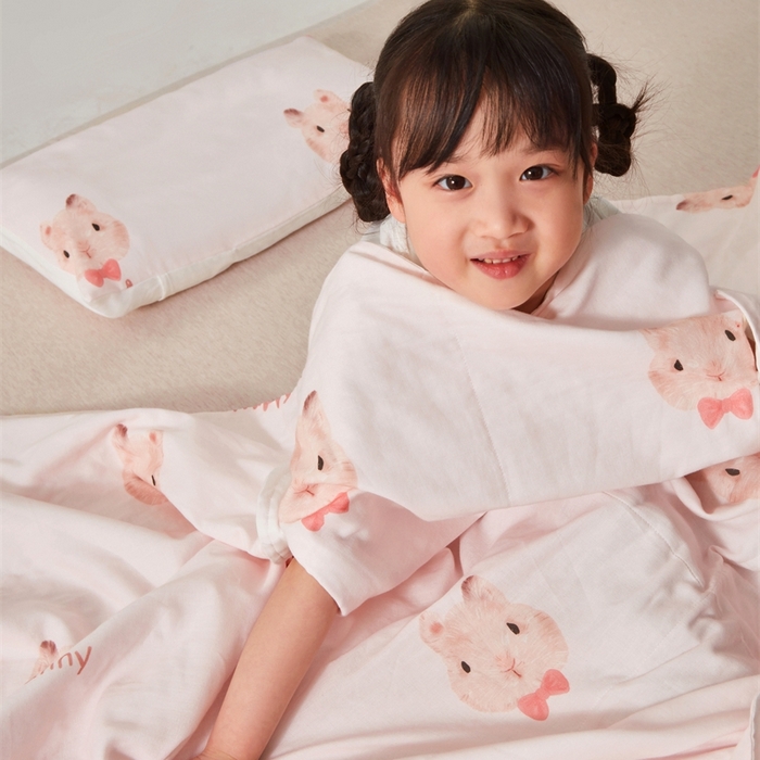 91家纺网 家纺一手货源 找家纺 艾佳宝贝 2025A类全棉纱布护肚防踢睡袋多功能盖毯宝宝夏被 乖萌甜兔