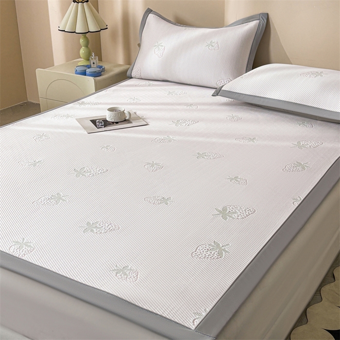 91家纺网 家纺一手货源 找家纺 雯豆家纺 2025新款PE高分子凉感提花凉席三件套绑带款席子平铺席 草莓甜心-绑带款