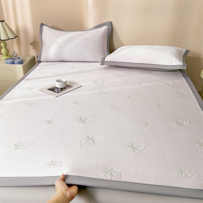 91家纺网 家纺一手货源 找家纺 雯豆家纺 2025新款PE高分子凉感提花凉席三件套绑带款席子平铺席 草莓甜心-绑带款