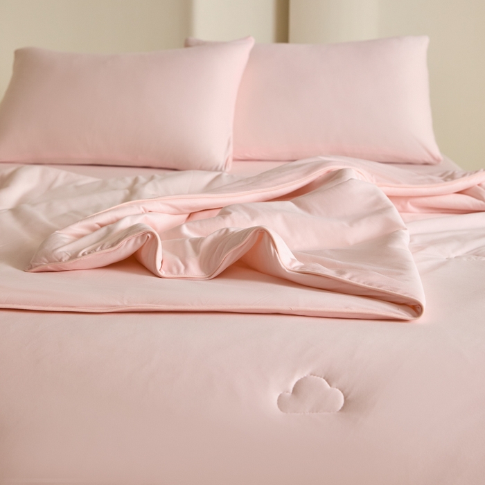 91家纺网 家纺一手货源 找家纺 大彩家居 2025新款A类针织四季被-场景一 樱花粉