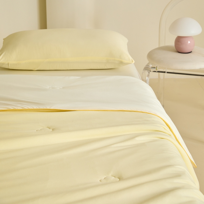 91家纺网 家纺一手货源 找家纺 大彩家居 2025新款A类针织四季被-场景一 奶黄色