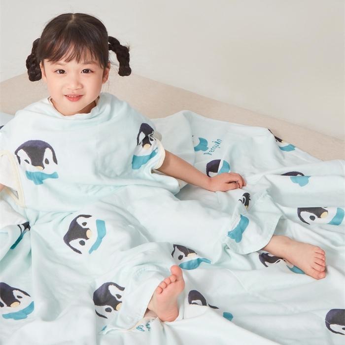 91家纺网 家纺一手货源 找家纺 艾佳宝贝 2025A类全棉纱布护肚防踢睡袋多功能盖毯宝宝夏被 乖萌小企鹅