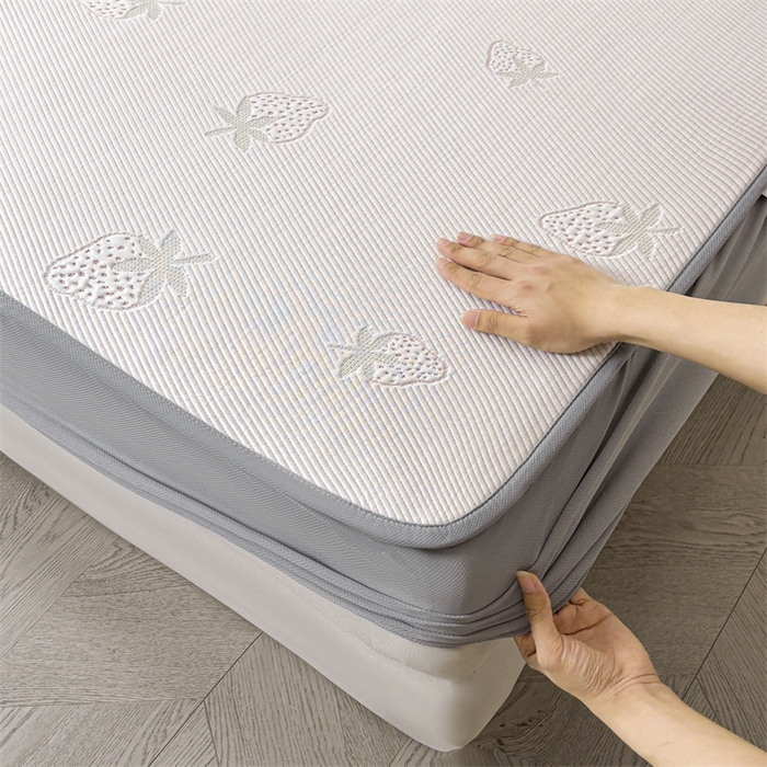 91家纺网 家纺一手货源 找家纺 雯豆家纺 2025新款PE凉感提花冰丝床笠三件套全包中分子床罩床垫保护套 草莓甜心-床笠款