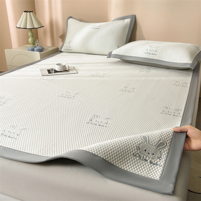 91家纺网 家纺一手货源 找家纺 雯豆家纺 2025新款PE高分子凉感提花凉席三件套绑带款席子平铺席 吉祥兔-绑带款