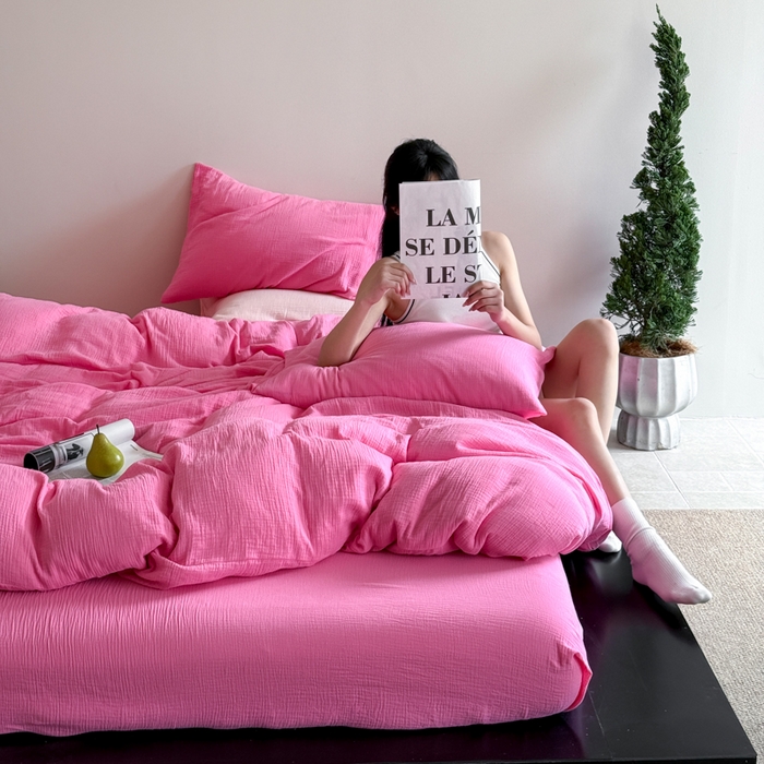 91家纺网 家纺一手货源 找家纺 山舍家居 2025新款皱皱双层纱纯色四件套 春日玫红