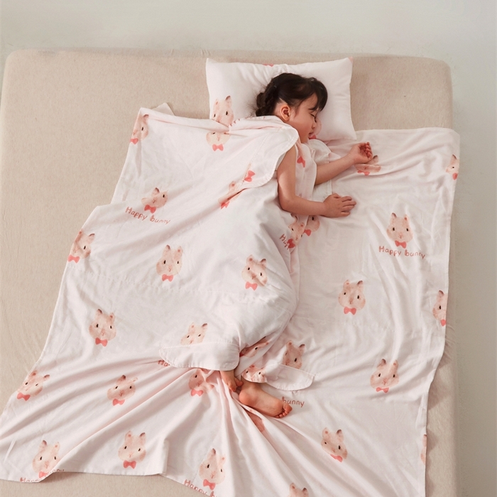 91家纺网 家纺一手货源 找家纺 艾佳宝贝 2025A类全棉纱布护肚防踢睡袋多功能盖毯宝宝夏被 乖萌甜兔