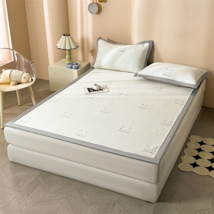 91家纺网 家纺一手货源 找家纺 雯豆家纺 2025新款PE高分子凉感提花凉席三件套绑带款席子平铺席 吉祥兔-绑带款