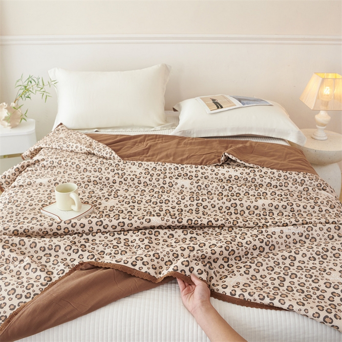 91家纺网 家纺一手货源 找家纺 瑞米家居 2025新款A类全棉双层纱印花夏被 豹蝶纹-咖