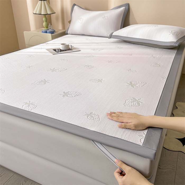 91家纺网 家纺一手货源 找家纺 雯豆家纺 2025新款PE高分子凉感提花凉席三件套绑带款席子平铺席 草莓甜心-绑带款