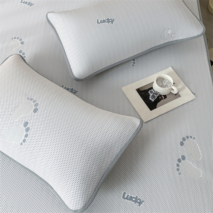 91家纺网 家纺一手货源 找家纺 雯豆家纺 2025新款PE凉感提花冰丝床笠三件套全包中分子床罩床垫保护套 小脚印-床笠款