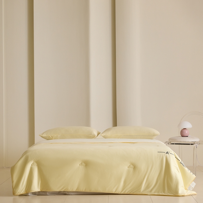 91家纺网 家纺一手货源 找家纺 大彩家居 2025新款A类针织四季被-场景一 奶黄色