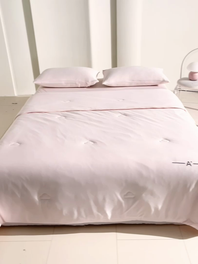 91家纺网 家纺一手货源 找家纺 大彩家居 2025新款A类针织四季被-场景一 樱花粉