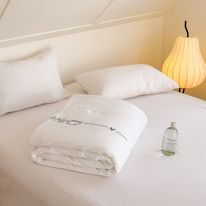 91家纺网 家纺一手货源 找家纺 大彩家居 2025新款A类针织四季被-场景二 米白色