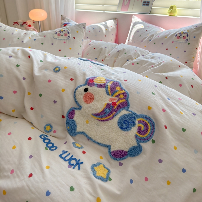 91家纺网 家纺一手货源 找家纺 如意朵 2025新款全棉双层纱小清新绣花四件套（专版花型） 彩虹小马