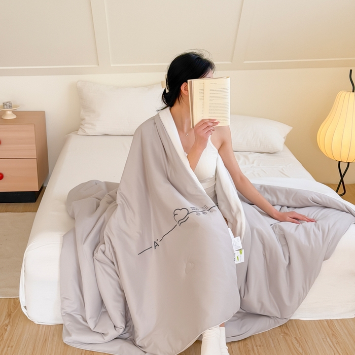 91家纺网 家纺一手货源 找家纺 大彩家居 2025新款A类针织四季被-场景二 香草灰