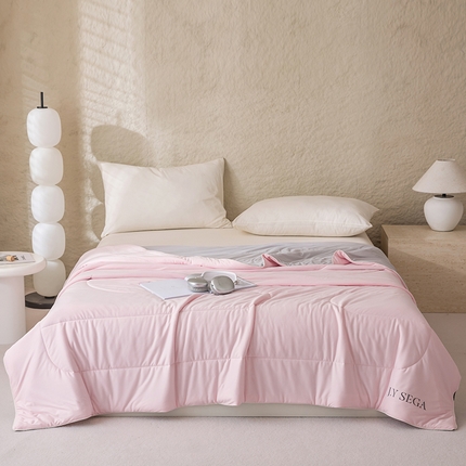 91家纺网 家纺一手货源 找家纺 茧羽世家 2025新款沁柔双镜抗菌系列夏被夏凉被空调被 胭脂粉拼灰