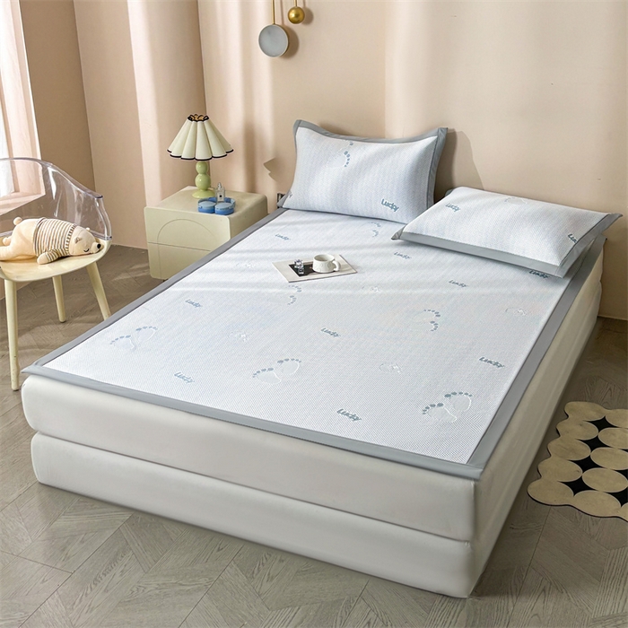 91家纺网 家纺一手货源 找家纺 雯豆家纺 2025新款PE高分子凉感提花凉席三件套绑带款席子平铺席 小脚印-绑带款