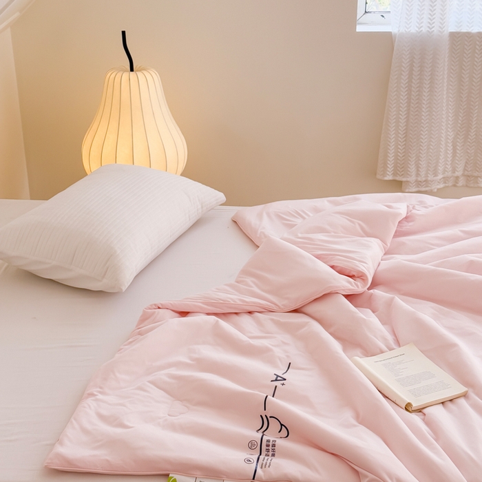 91家纺网 家纺一手货源 找家纺 大彩家居 2025新款A类针织四季被-场景二 樱花粉