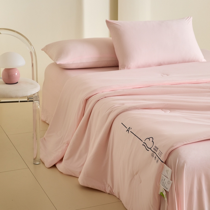 91家纺网 家纺一手货源 找家纺 大彩家居 2025新款A类针织四季被-场景一 樱花粉