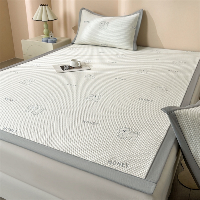 91家纺网 家纺一手货源 找家纺 雯豆家纺 2025新款PE高分子凉感提花凉席三件套绑带款席子平铺席 琪琪小狗-绑带款