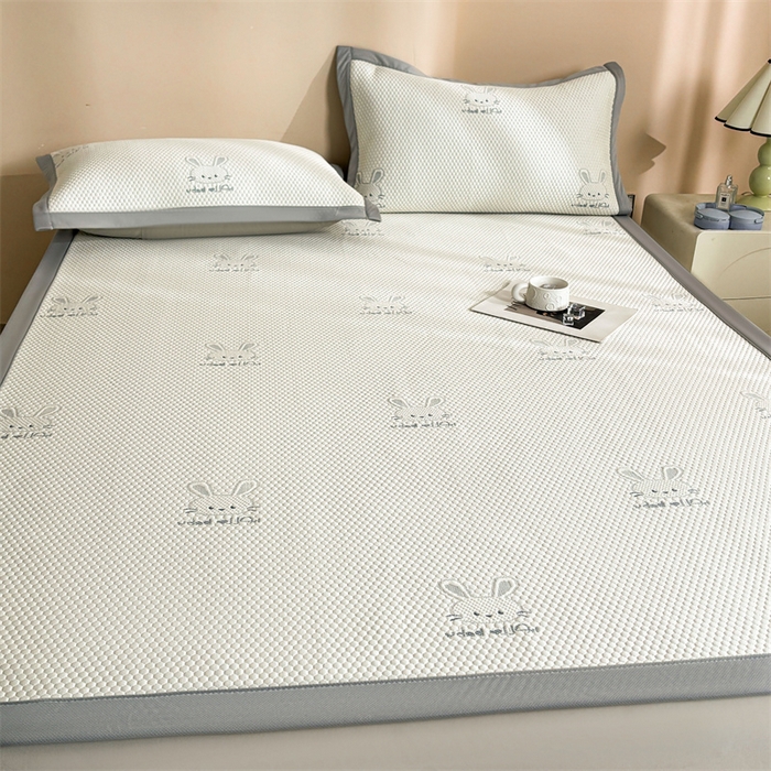 91家纺网 家纺一手货源 找家纺 雯豆家纺 2025新款PE高分子凉感提花凉席三件套绑带款席子平铺席 吉祥兔-绑带款