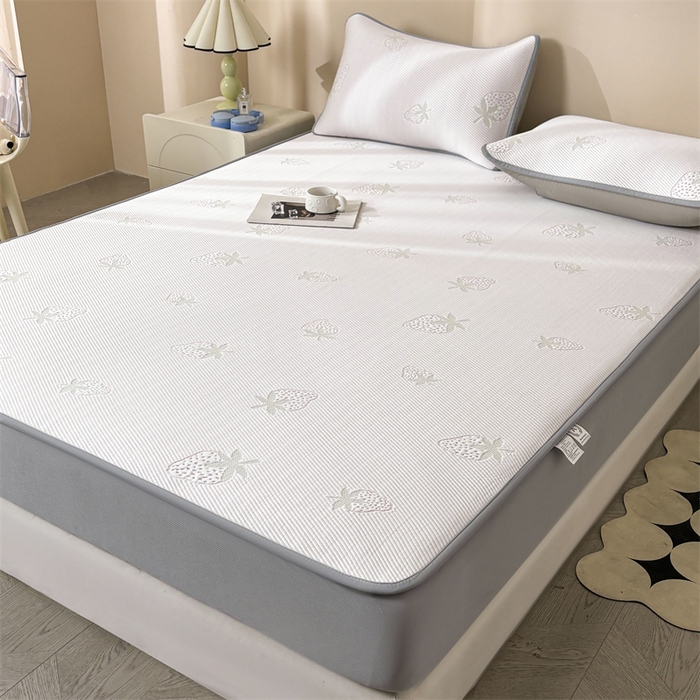 91家纺网 家纺一手货源 找家纺 雯豆家纺 2025新款PE凉感提花冰丝床笠三件套全包中分子床罩床垫保护套 草莓甜心-床笠款