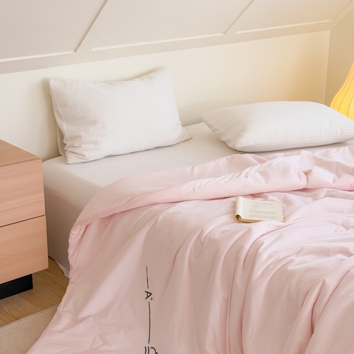 91家纺网 家纺一手货源 找家纺 大彩家居 2025新款A类针织四季被-场景二 樱花粉