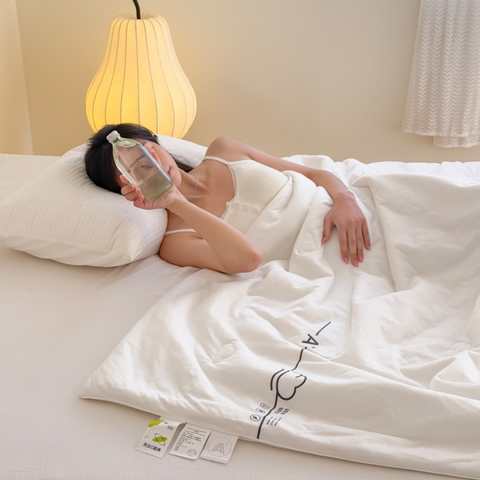 91家纺网 家纺一手货源 找家纺 大彩家居 2025新款A类针织四季被-场景二 米白色