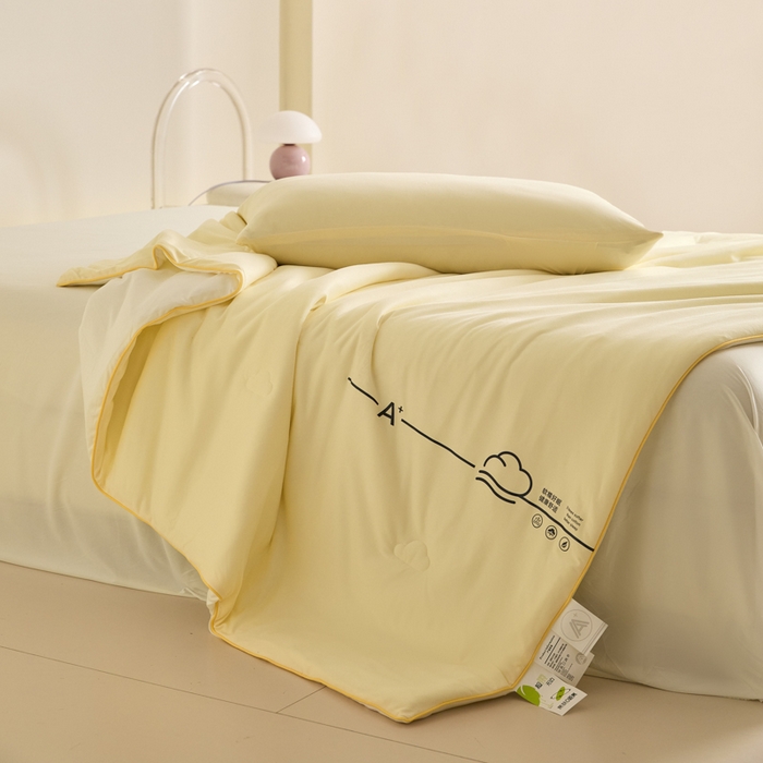 91家纺网 家纺一手货源 找家纺 大彩家居 2025新款A类针织四季被-场景一 奶黄色