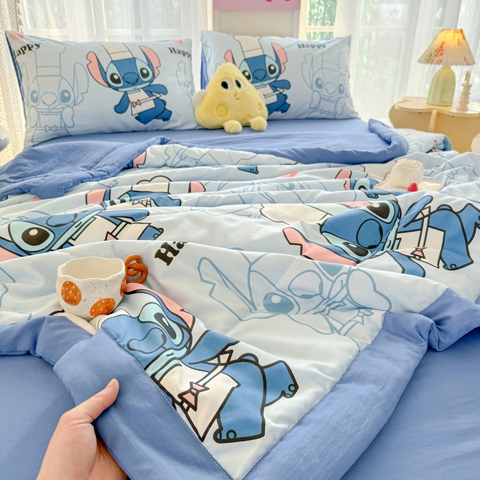 91家纺网 家纺一手货源 找家纺 优卡迪家纺馆 2025新款水洗云朵棉夏被四件套 萌宠史迪仔