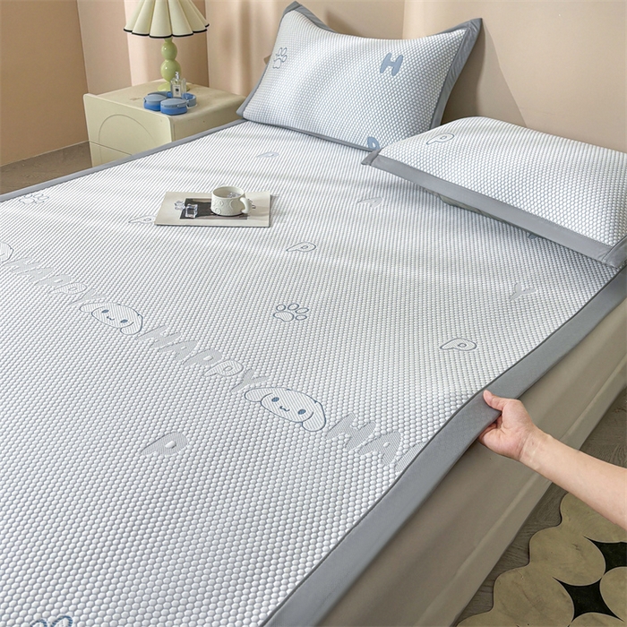 91家纺网 家纺一手货源 找家纺 雯豆家纺 2025新款PE高分子凉感提花凉席三件套绑带款席子平铺席 大耳朵朵-绑带款