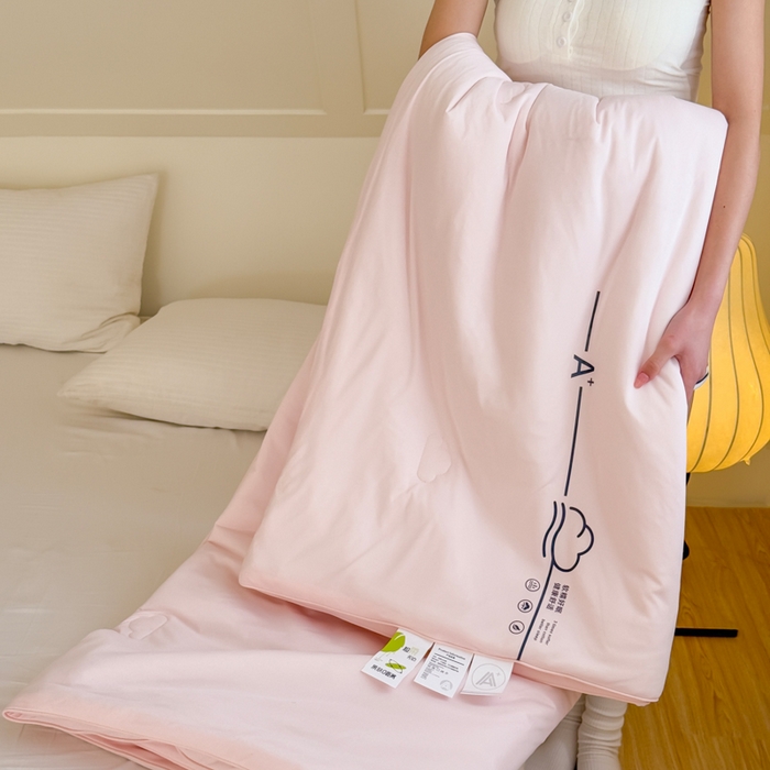 91家纺网 家纺一手货源 找家纺 大彩家居 2025新款A类针织四季被-场景二 樱花粉