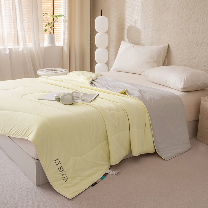 91家纺网 家纺一手货源 找家纺 茧羽世家 2025新款沁柔双镜抗菌系列夏被夏凉被空调被 柠檬黄拼灰