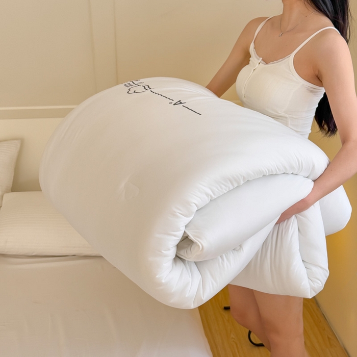 91家纺网 家纺一手货源 找家纺 大彩家居 2025新款A类针织四季被-场景二 米白色